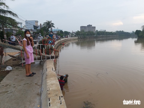 Phát hiện người đàn ông té sông Bảo Định chết gần chốt phong tỏa - Ảnh 1. Phát hiện người đàn ông té sông Bảo Định chết gần chốt phong tỏa - Ảnh 1.