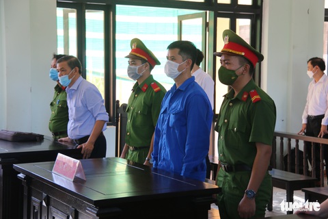 Tạm hoãn tòa phúc thẩm vụ án bác sĩ hiếp dâm, đánh đập nữ đồng nghiệp ở Huế - Ảnh 1. Tạm hoãn tòa phúc thẩm vụ án bác sĩ hiếp dâm, đánh đập nữ đồng nghiệp ở Huế - Ảnh 1.