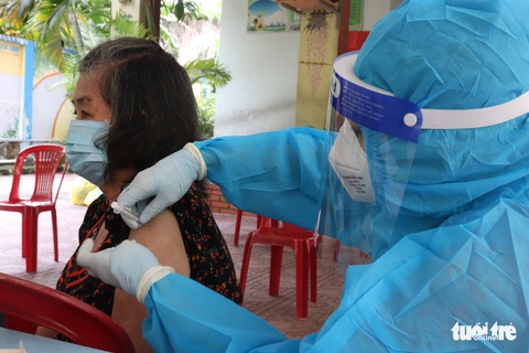TP.HCM điều chỉnh thông tin 100% người dân quận 1 tiêm mũi 2 xuống còn 65% - Ảnh 2. TP.HCM điều chỉnh thông tin 100% người dân quận 1 tiêm mũi 2 xuống còn 65% - Ảnh 2.