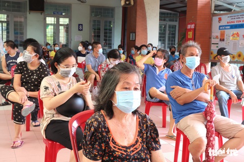 TP.HCM vượt mốc tiêm trên 10,3 triệu liều vắc xin, quận 1 đã đạt 100% người tiêm mũi 2 - Ảnh 2. TP.HCM vượt mốc tiêm trên 10,3 triệu liều vắc xin, quận 1 đã đạt 100% người tiêm mũi 2 - Ảnh 2.