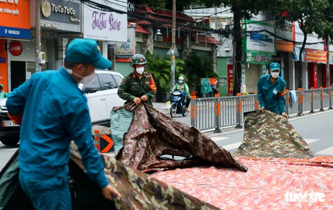 Hàng trăm chốt liên quận đã được tháo dỡ, đường sá TP.HCM nhộn nhịp hẳn - Ảnh 1. Hàng trăm chốt liên quận đã được tháo dỡ, đường sá TP.HCM nhộn nhịp hẳn - Ảnh 1.