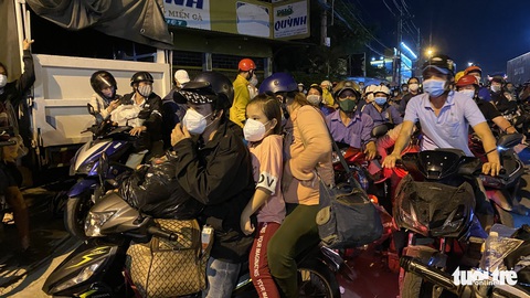 Tối 30-9, nhiều người dân từ TP.HCM đổ về cửa ngõ miền Tây - Ảnh 1. Tối 30-9, nhiều người dân từ TP.HCM đổ về cửa ngõ miền Tây - Ảnh 1.