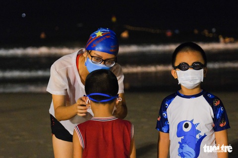 Người Đà Nẵng vui vẻ rủ nhau tắm biển sớm sau nhiều ngày giãn cách - Ảnh 3. Người Đà Nẵng vui vẻ rủ nhau tắm biển sớm sau nhiều ngày giãn cách - Ảnh 3.