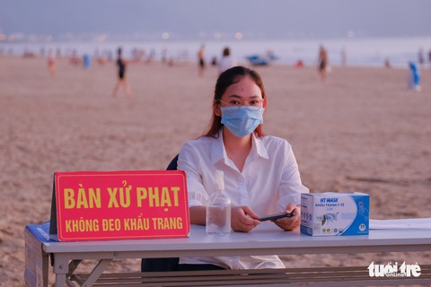 Người Đà Nẵng vui vẻ rủ nhau tắm biển sớm sau nhiều ngày giãn cách - Ảnh 9. Người Đà Nẵng vui vẻ rủ nhau tắm biển sớm sau nhiều ngày giãn cách - Ảnh 9.