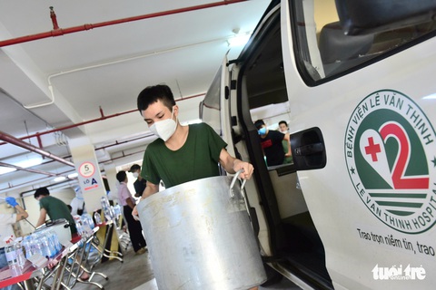 2.700 suất phở yêu thương phục vụ từ tầng hầm xe bệnh viện dã chiến - Ảnh 2. 2.700 suất phở yêu thương phục vụ từ tầng hầm xe bệnh viện dã chiến - Ảnh 2.