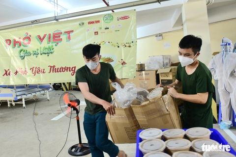 2.700 suất phở yêu thương phục vụ từ tầng hầm xe bệnh viện dã chiến - Ảnh 25. 2.700 suất phở yêu thương phục vụ từ tầng hầm xe bệnh viện dã chiến - Ảnh 25.
