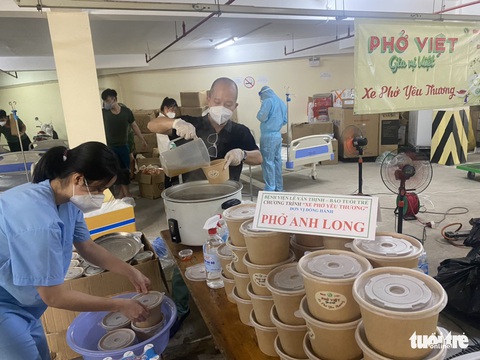 2.700 suất phở yêu thương phục vụ từ tầng hầm xe bệnh viện dã chiến - Ảnh 11. 2.700 suất phở yêu thương phục vụ từ tầng hầm xe bệnh viện dã chiến - Ảnh 11.