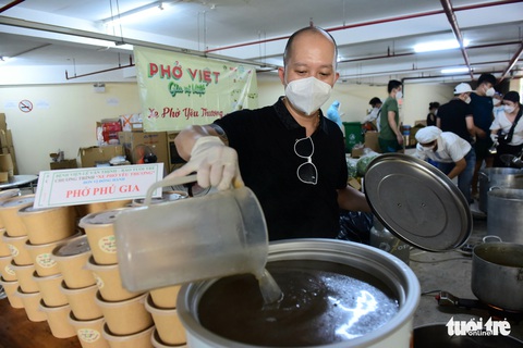 2.700 suất phở yêu thương phục vụ từ tầng hầm xe bệnh viện dã chiến - Ảnh 23. 2.700 suất phở yêu thương phục vụ từ tầng hầm xe bệnh viện dã chiến - Ảnh 23.