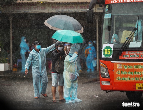 Hành trình nghĩa tình cùng 16.000 người dân Phú Yên về quê an toàn - Ảnh 1. Hành trình nghĩa tình cùng 16.000 người dân Phú Yên về quê an toàn - Ảnh 1.