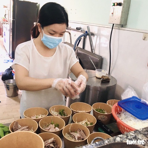2.700 suất phở yêu thương phục vụ từ tầng hầm xe bệnh viện dã chiến - Ảnh 22. 2.700 suất phở yêu thương phục vụ từ tầng hầm xe bệnh viện dã chiến - Ảnh 22.