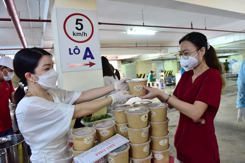 2.700 suất phở yêu thương phục vụ từ tầng hầm xe bệnh viện dã chiến - Ảnh 10. 2.700 suất phở yêu thương phục vụ từ tầng hầm xe bệnh viện dã chiến - Ảnh 10.