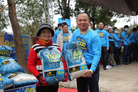 CEO TGDĐ chia sẻ động lực thực hiện chiến dịch trao 2.000 tấn gạo - Ảnh 2. CEO TGDĐ chia sẻ động lực thực hiện chiến dịch trao 2.000 tấn gạo - Ảnh 2.