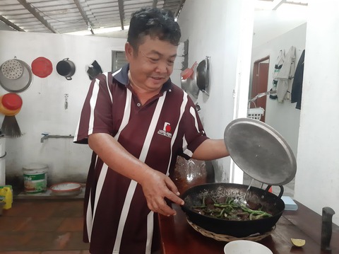 Vào đại học từ ngôi nhà tình thương giữa khu mộ lạnh lẽo - Ảnh 2. Vào đại học từ ngôi nhà tình thương giữa khu mộ lạnh lẽo - Ảnh 2.