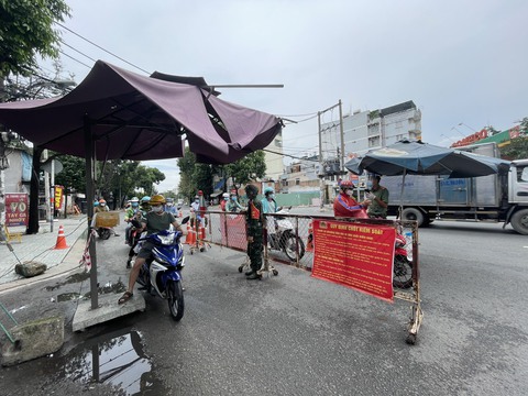 Các chốt hàng rào sắt, dây kẽm gai, tôn... ở TP.HCM đang được tháo dỡ - Ảnh 4. Các chốt hàng rào sắt, dây kẽm gai, tôn... ở TP.HCM đang được tháo dỡ - Ảnh 4.
