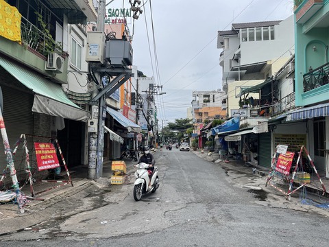 Các chốt hàng rào sắt, dây kẽm gai, tôn... ở TP.HCM đang được tháo dỡ - Ảnh 3. Các chốt hàng rào sắt, dây kẽm gai, tôn... ở TP.HCM đang được tháo dỡ - Ảnh 3.