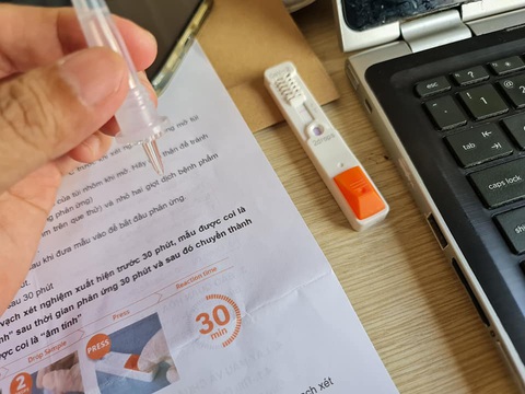 HỎI - ĐÁP về COVID-19: Tự xét nghiệm test nhanh ở nhà ra sao, cần lưu ý gì? - Ảnh 1. HỎI - ĐÁP về COVID-19: Tự xét nghiệm test nhanh ở nhà ra sao, cần lưu ý gì? - Ảnh 1.