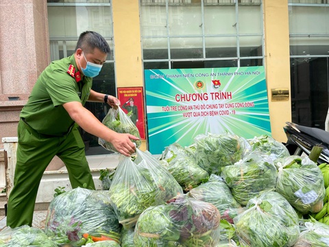 Hơn 600 túi quà yêu thương để bà con sớm vượt qua khó khăn ở thủ đô - Ảnh 1. Hơn 600 túi quà yêu thương để bà con sớm vượt qua khó khăn ở thủ đô - Ảnh 1.