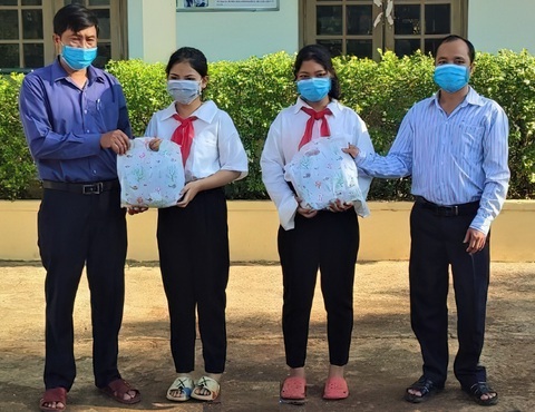 Thủy điện A Vương tặng đồng phục cho học sinh miền núi đến trường - Ảnh 1. Thủy điện A Vương tặng đồng phục cho học sinh miền núi đến trường - Ảnh 1.