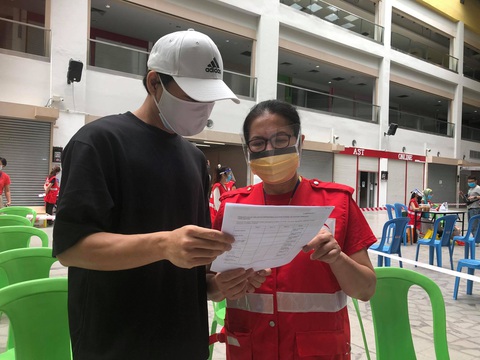 200 lao động Việt Nam ở Malaysia được tiêm vắc xin - Ảnh 1. 200 lao động Việt Nam ở Malaysia được tiêm vắc xin - Ảnh 1.