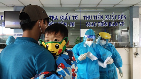 ‘Được về quê tránh dịch, còn 10 gói mì tui đem chia hết cho bà con’ - Ảnh 1. ‘Được về quê tránh dịch, còn 10 gói mì tui đem chia hết cho bà con’ - Ảnh 1.