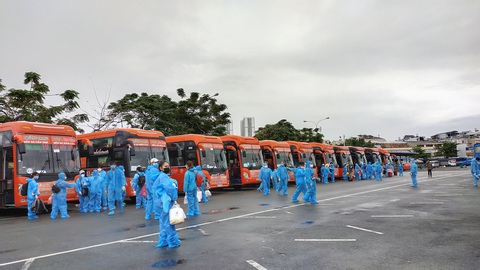 ‘Được về quê tránh dịch, còn 10 gói mì tui đem chia hết cho bà con’ - Ảnh 4. ‘Được về quê tránh dịch, còn 10 gói mì tui đem chia hết cho bà con’ - Ảnh 4.