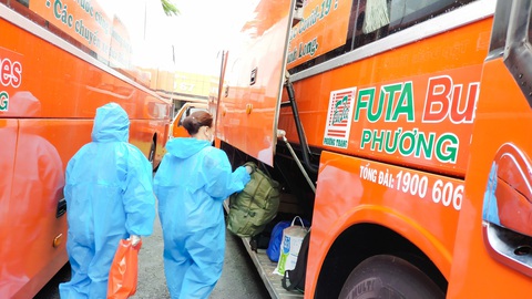 ‘Được về quê tránh dịch, còn 10 gói mì tui đem chia hết cho bà con’ - Ảnh 2. ‘Được về quê tránh dịch, còn 10 gói mì tui đem chia hết cho bà con’ - Ảnh 2.