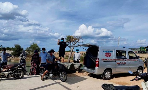 Ra hồ nước gần nhà chơi, 3 học sinh trượt chân xuống hồ chết đuối - Ảnh 1. Ra hồ nước gần nhà chơi, 3 học sinh trượt chân xuống hồ chết đuối - Ảnh 1.