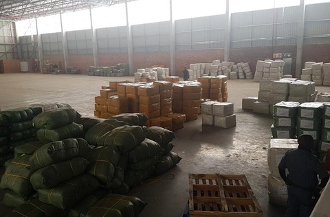 Vắc xin COVID-19 càng thiếu, càng rộ nạn lừa đảo - Ảnh 1. Vắc xin COVID-19 càng thiếu, càng rộ nạn lừa đảo - Ảnh 1.
