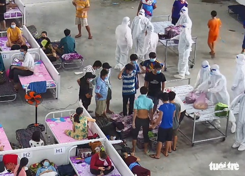 Nhiều lực lượng tăng cường, khu điều trị Thới Hòa không còn cảnh F0 giành suất ăn - Ảnh 2. Nhiều lực lượng tăng cường, khu điều trị Thới Hòa không còn cảnh F0 giành suất ăn - Ảnh 2.