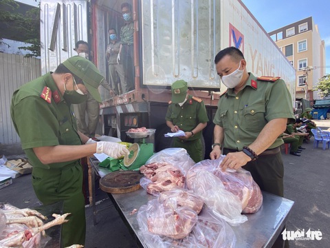 Công an tay dao, tay thớt làm tiểu thương ở chợ container - Ảnh 2. Công an tay dao, tay thớt làm tiểu thương ở chợ container - Ảnh 2.