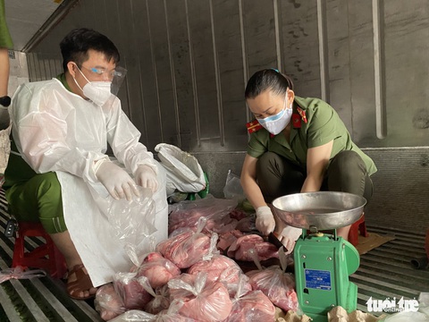 Công an tay dao, tay thớt làm tiểu thương ở chợ container - Ảnh 1. Công an tay dao, tay thớt làm tiểu thương ở chợ container - Ảnh 1.