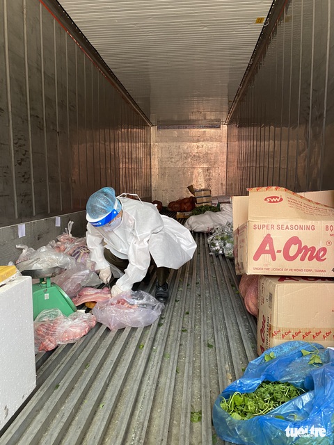 Công an tay dao, tay thớt làm tiểu thương ở chợ container - Ảnh 3. Công an tay dao, tay thớt làm tiểu thương ở chợ container - Ảnh 3.