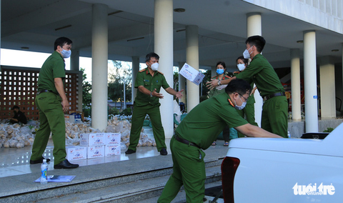 Công an tay dao, tay thớt làm tiểu thương ở chợ container - Ảnh 4. Công an tay dao, tay thớt làm tiểu thương ở chợ container - Ảnh 4.
