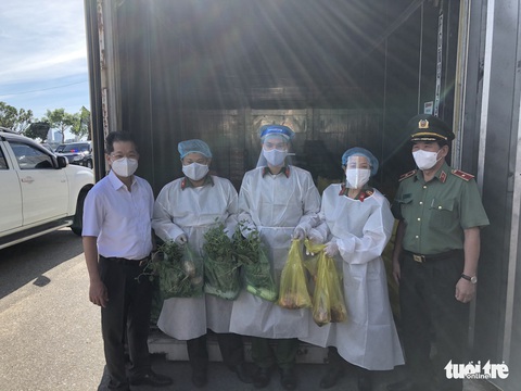 Công an tay dao, tay thớt làm tiểu thương ở chợ container - Ảnh 5. Công an tay dao, tay thớt làm tiểu thương ở chợ container - Ảnh 5.