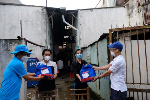 Cùng Tuổi Trẻ mang quà cứu trợ đến người dân khó khăn - Ảnh 3. Cùng Tuổi Trẻ mang quà cứu trợ đến người dân khó khăn - Ảnh 3.