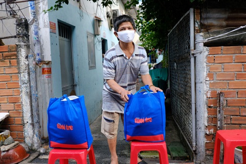Cùng Tuổi Trẻ mang quà cứu trợ đến người dân khó khăn - Ảnh 1. Cùng Tuổi Trẻ mang quà cứu trợ đến người dân khó khăn - Ảnh 1.
