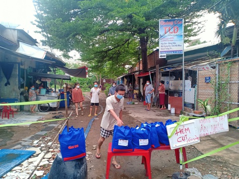 Cùng Tuổi Trẻ mang quà cứu trợ đến người dân khó khăn - Ảnh 2. Cùng Tuổi Trẻ mang quà cứu trợ đến người dân khó khăn - Ảnh 2.