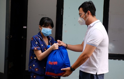 Cùng Tuổi Trẻ mang quà cứu trợ đến người dân khó khăn - Ảnh 6. Cùng Tuổi Trẻ mang quà cứu trợ đến người dân khó khăn - Ảnh 6.