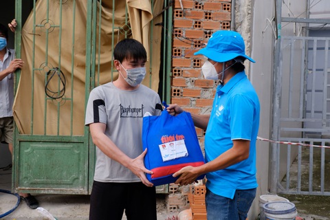 Cùng Tuổi Trẻ mang quà cứu trợ đến người dân khó khăn - Ảnh 4. Cùng Tuổi Trẻ mang quà cứu trợ đến người dân khó khăn - Ảnh 4.