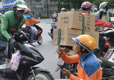 Hàng nhập bị xé nhỏ để trốn thuế - Ảnh 1. Hàng nhập bị xé nhỏ để trốn thuế - Ảnh 1.