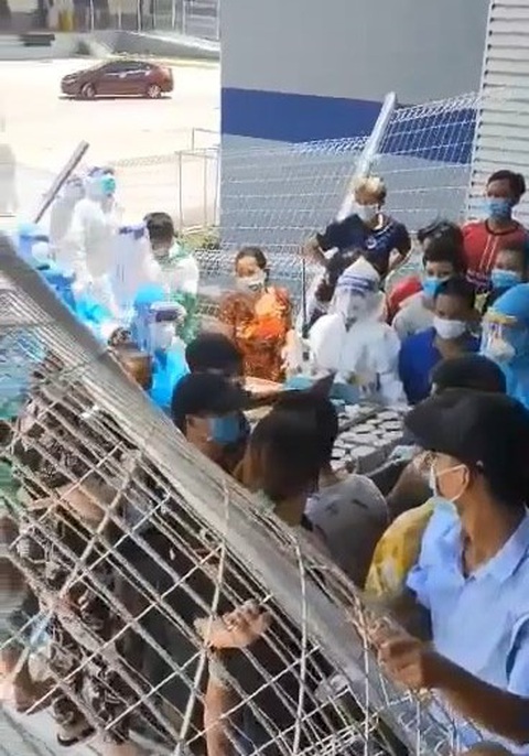 Chấn chỉnh việc để F0 xô rào, giành suất ăn trong khu điều trị dã chiến - Ảnh 1. Chấn chỉnh việc để F0 xô rào, giành suất ăn trong khu điều trị dã chiến - Ảnh 1.