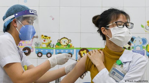 Vì sao châu Âu viện trợ nhiều vắc xin cho Việt Nam? - Ảnh 1. Vì sao châu Âu viện trợ nhiều vắc xin cho Việt Nam? - Ảnh 1.