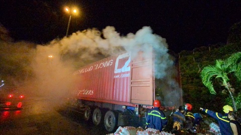 Xe container chở hàng bốc khói ngùn ngụt trước cửa hầm Hải Vân - Ảnh 1. Xe container chở hàng bốc khói ngùn ngụt trước cửa hầm Hải Vân - Ảnh 1.