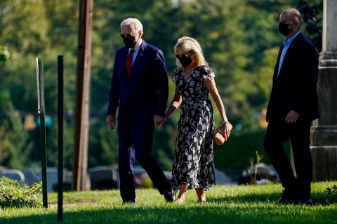 Vợ chồng ông Biden thăm 3 địa điểm bị tấn công khủng bố ngày 11-9 - Ảnh 1. Vợ chồng ông Biden thăm 3 địa điểm bị tấn công khủng bố ngày 11-9 - Ảnh 1.