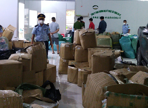 Bình Dương phát hiện lượng lớn thuốc trị COVID-19 nghi nhập lậu từ Trung Quốc - Ảnh 1. Bình Dương phát hiện lượng lớn thuốc trị COVID-19 nghi nhập lậu từ Trung Quốc - Ảnh 1.