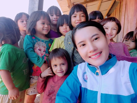 Lễ khai giảng đặc biệt trên rẻo cao với tô mì Quảng cô giáo nấu thết đãi học trò - Ảnh 8. Lễ khai giảng đặc biệt trên rẻo cao với tô mì Quảng cô giáo nấu thết đãi học trò - Ảnh 8.