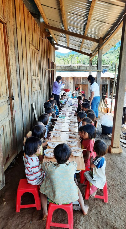 Lễ khai giảng đặc biệt trên rẻo cao với tô mì Quảng cô giáo nấu thết đãi học trò - Ảnh 10. Lễ khai giảng đặc biệt trên rẻo cao với tô mì Quảng cô giáo nấu thết đãi học trò - Ảnh 10.