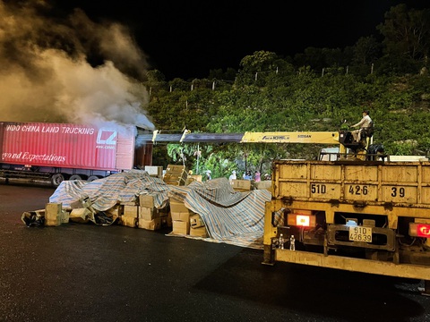 Xe container chở hàng bốc khói ngùn ngụt trước cửa hầm Hải Vân - Ảnh 4. Xe container chở hàng bốc khói ngùn ngụt trước cửa hầm Hải Vân - Ảnh 4.