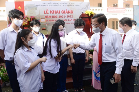 Mặc niệm nạn nhân mất vì COVID-19 trong lễ khai giảng ở trường Lê Hồng Phong - Ảnh 2. Mặc niệm nạn nhân mất vì COVID-19 trong lễ khai giảng ở trường Lê Hồng Phong - Ảnh 2.