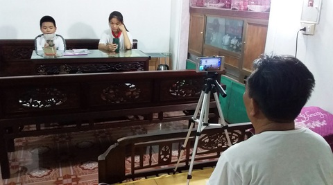 Cụ ông 77 tuổi livestream buổi khai giảng online cho các cháu - Ảnh 1. Cụ ông 77 tuổi livestream buổi khai giảng online cho các cháu - Ảnh 1.